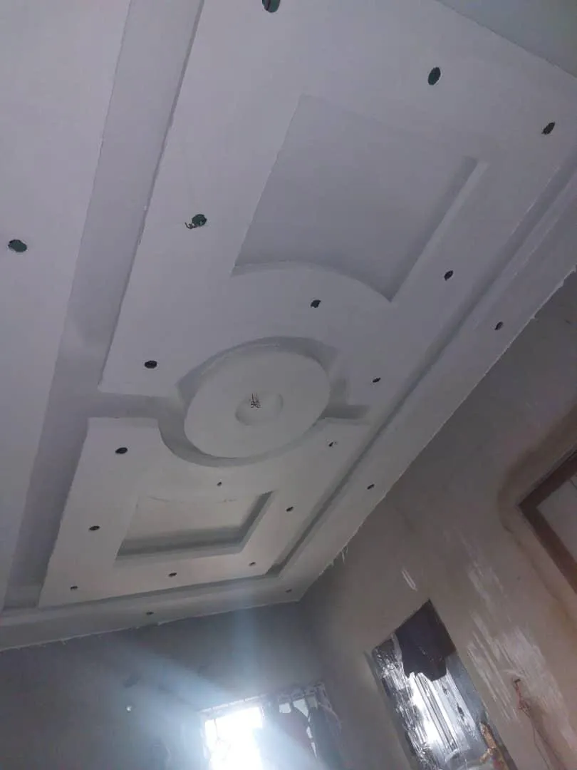 Ceiling with curved centre design