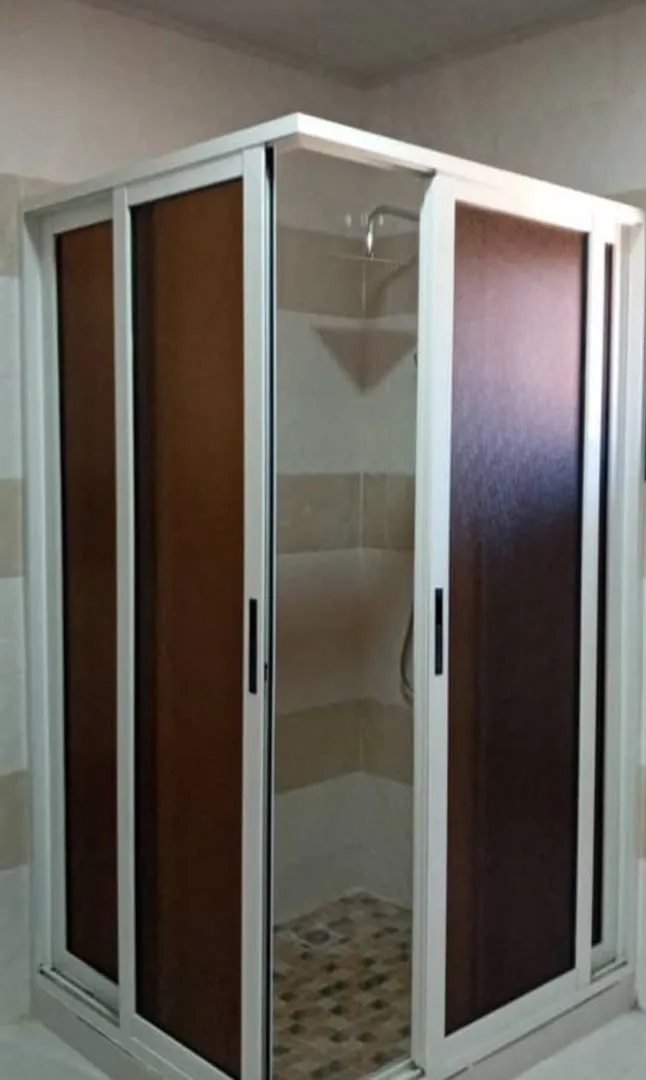 Aluminium shower enclosure with wood-look panels
